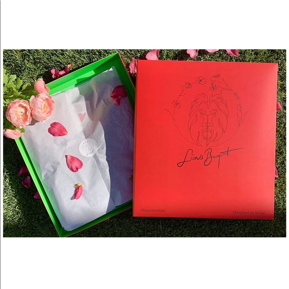 Lion's Bouquet New
Oversize-Knit V-Nick Sweater - Picture 6 of 7